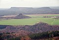 Zirkelstein, Ansicht von Nordosten mit den Zschirnsteinen im Hintergrund (Zirkelstein seen from northeast with the Zschirnsteine in the background